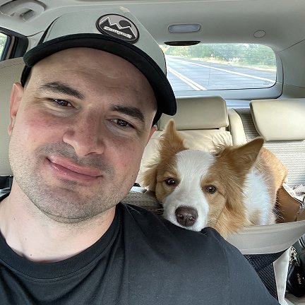 Pupil 1, młody mężczyzna w czapce z daszkiem z psem Border-Collie maście ee-red