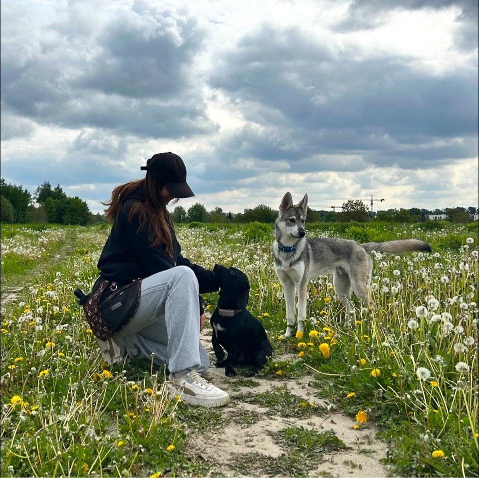 Pupil 3, kobieta w bląd włosach w okularach i czerwonej bluze z czarnym psem